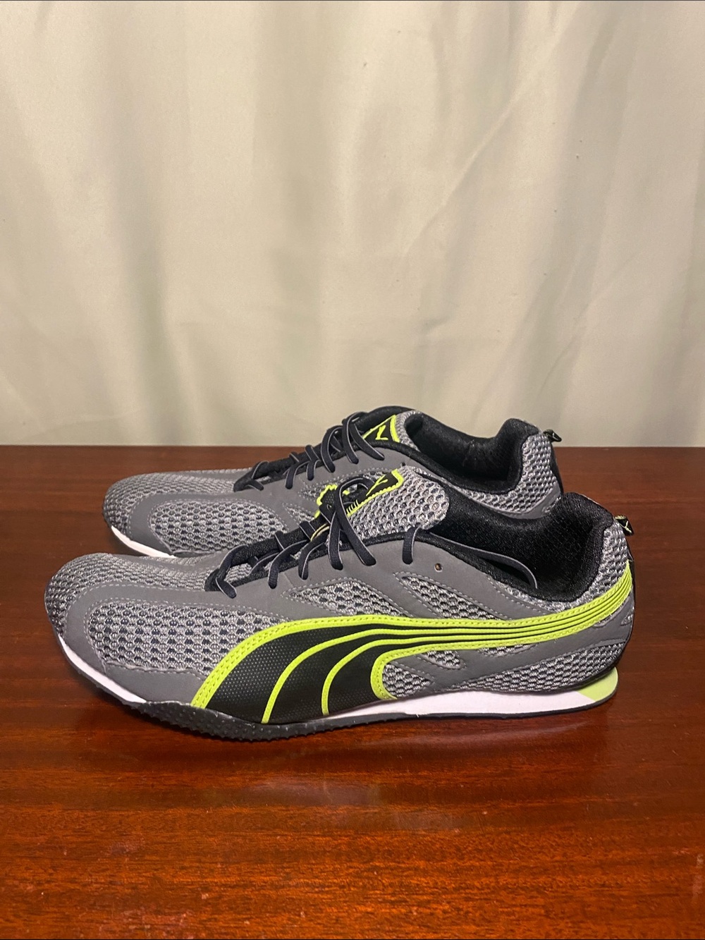 Puma Men’s Kosmos Lightweight Grey Neon Mesh lifestyle Athleisure shoes 10.5
